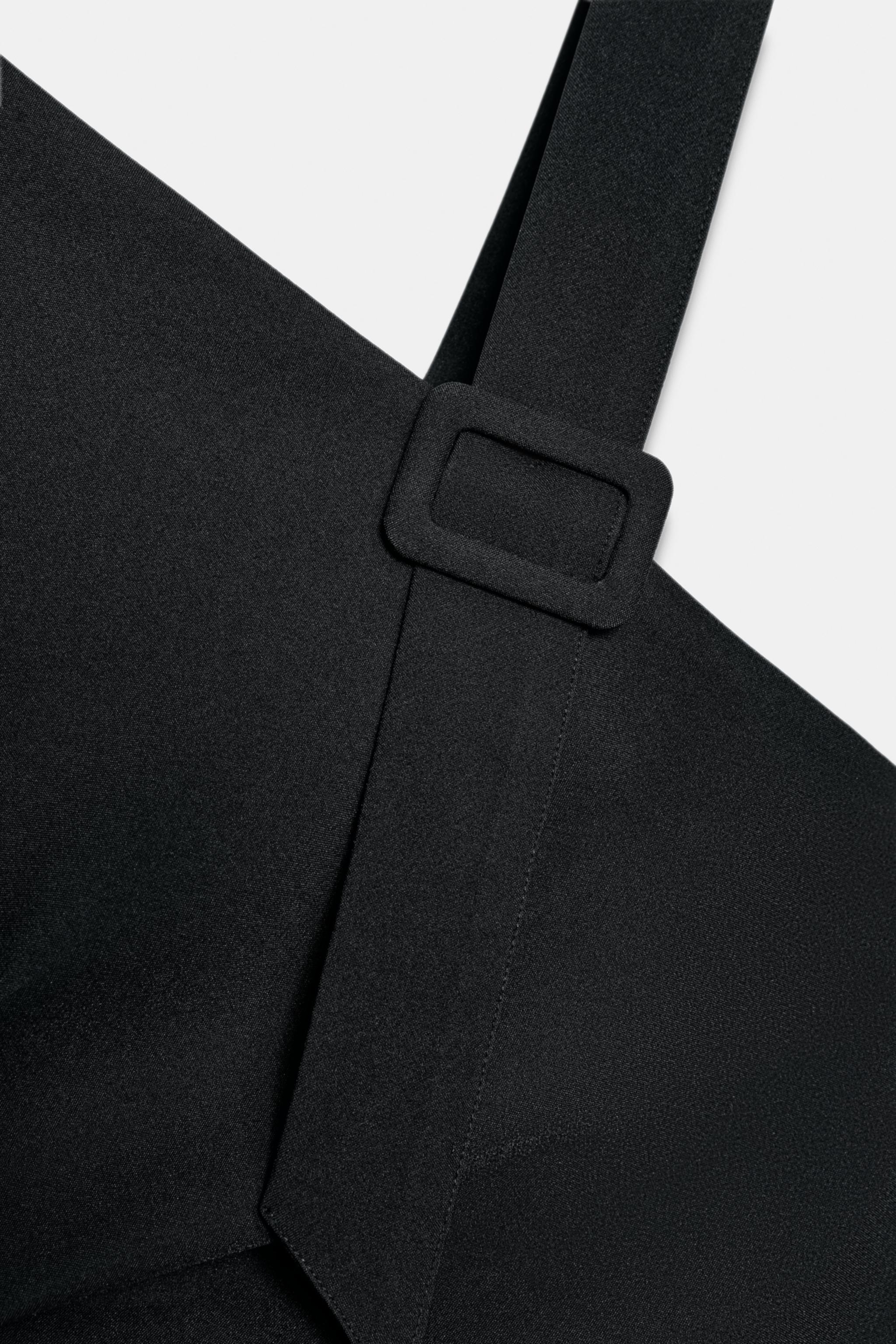ROBE COURTE ASYMÉTRIQUE À BOUCLE